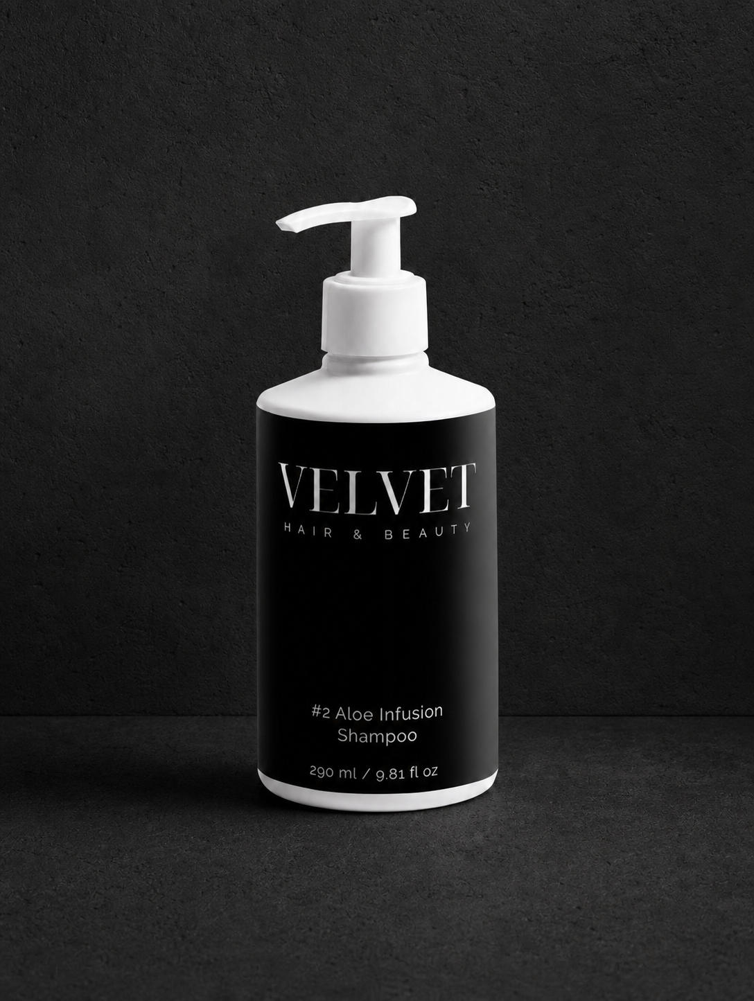 VELVET Hair Care #2 Aloe Infusion Shampoo su sfondo nero cemento